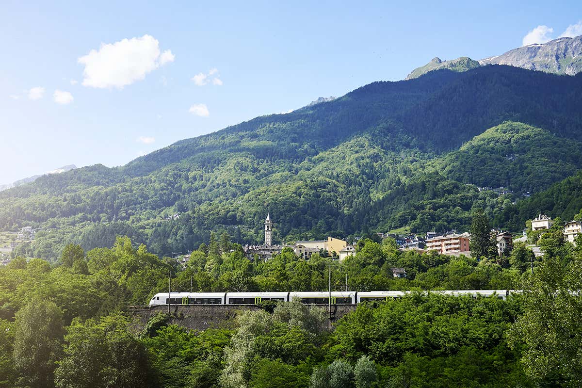 Il Trenino Verde delle Alpi: un viaggio lento tra panorami mozzafiato e borghi incantevoli