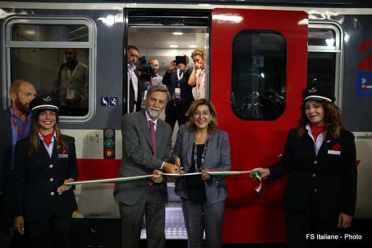 Trenitalia, ecco i nuovi Intercity 300 milioni per una flotta moderna Trenitalia, ecco i nuovi Intercity 300 milioni per una flotta moderna