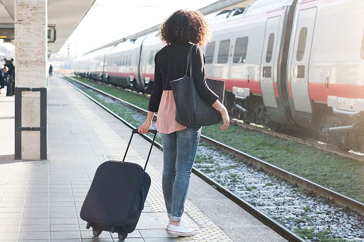 Sono ben altri i problemi del trasporto ferroviario italiano (Trenitalia porta i bagagli in hotel Servizio inutile, anzi dannoso) Sono ben altri i problemi del trasporto ferroviario italiano (Trenitalia porta i bagagli in hotel Servizio inutile, anzi dannoso)
