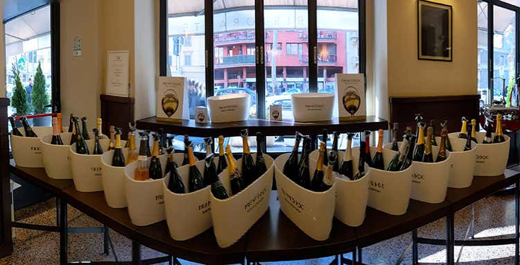 Le etichette in degustazione delle 54 case vitivinicole associate a Trentodoc (Trentodoc brinda al Natale negli spazi de L'Alchimia a Milano)