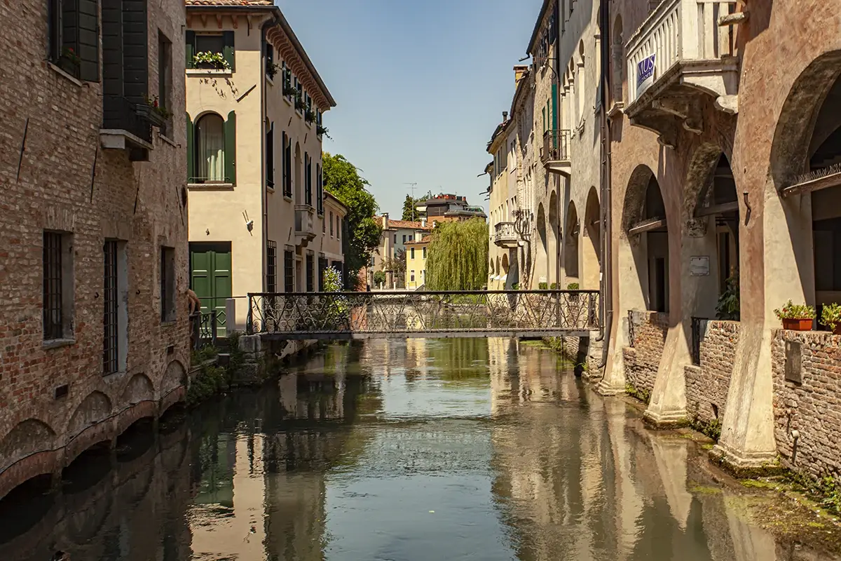 Centro storico di Treviso. Foto: Filippo Carlot - stock.adobe.com Sei da vino, birra o cioccolato? C’è un viaggio per te in Veneto, Abruzzo e Sicilia