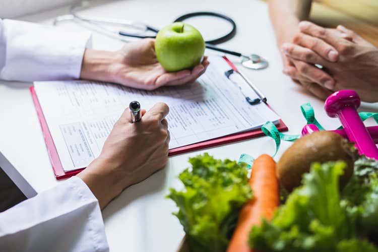 Affidarsi a un nutrizionista rappresenta una valida soluzione in presenza di trigliceridi alti e non solo (Trigliceridi alti Ecco che cosa conviene mangiare)