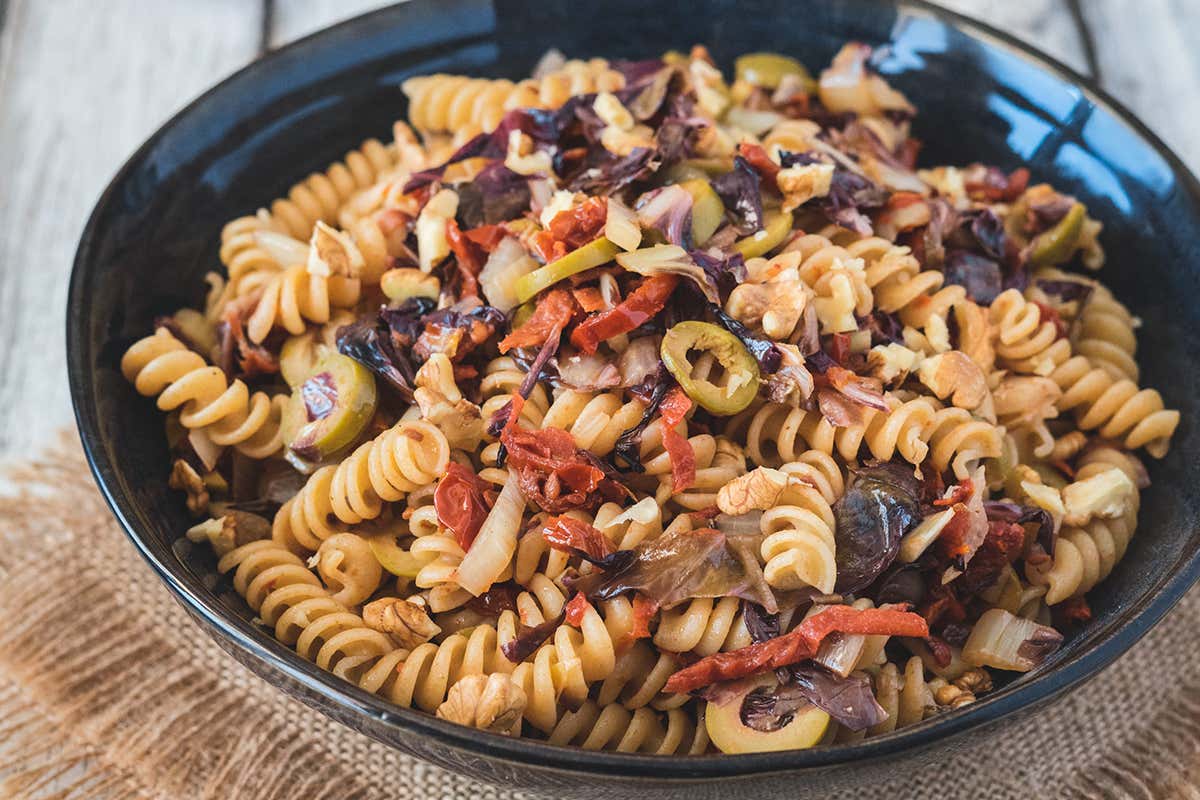 Trivelline integrali con radicchio, noci e pomodorini secchi. Foto: Federica Pennacchioni- Il Goloso mangiar sano Primi di Natale: 4 ricette social con la pasta Sgambaro