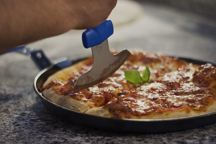 L'efficace tronchetto tagliapizza di Gi.Metal Pizza in teglia: un classico che sa essere contemporaneo