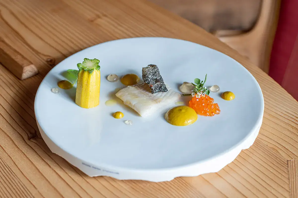 Trota cotta a bassa temperatura in olio evo, zucchina profumata all&rsquo;alloro, crescione di ruscello, vinaigrette all&rsquo;olio di argan Trota cotta a bassa temperatura, zucchina all&rsquo;alloro e crescione