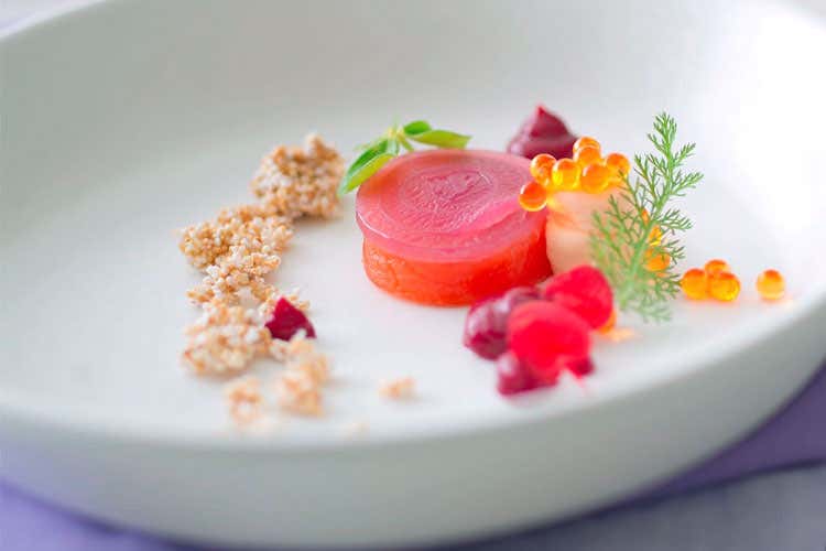 (Trota marinata, cipolla in carpione barbabietola e salsa agra di uova di trota) (Trota marinata, cipolla in carpione barbabietola e salsa agra di uova di trota)