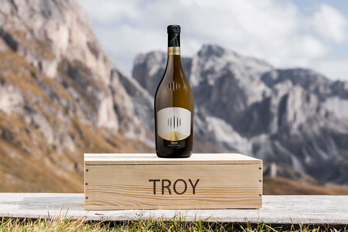 Chardonnay Troy di Cantina Tramin (foto: Armin Huber) Troy di Cantina Tramin Chardonnay dall’inequivocabile impronta alpina Chardonnay Troy di Cantina Tramin (foto: Armin Huber) Troy di Cantina Tramin Chardonnay dall’inequivocabile impronta alpina