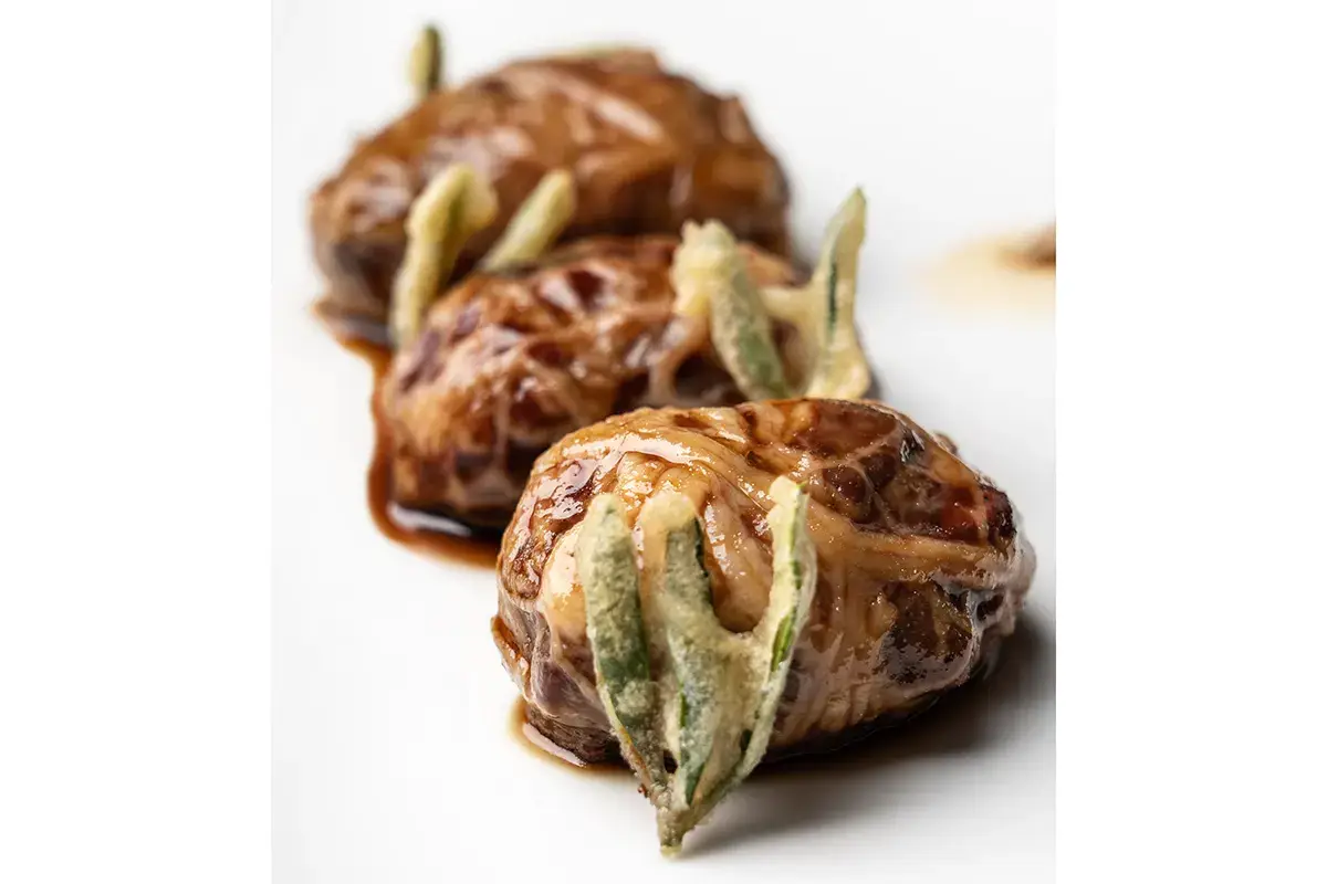 Turcinieddhi glassati alla birra con marmellata di cipolla all arancia critmi in tempura e infuso di luppolo. Foto: autfotografia Primo Restaurant di Lecce, la stella di Solaika Marrocco brilla sul Salento