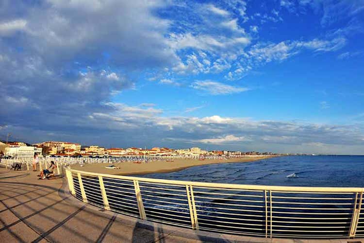 Le spiagge della Versilia - Prezzi più bassi, calano i visitatori Il turismo piange in tutta Italia