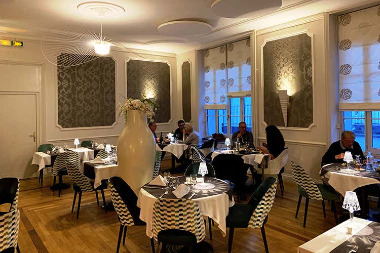 Eleganza e semplicità negli arredi del ristorante interno all'albergo Les Nations (Turismo e benessere nel cuore di Vichy) Eleganza e semplicità negli arredi del ristorante interno all'albergo Les Nations (Turismo e benessere nel cuore di Vichy)