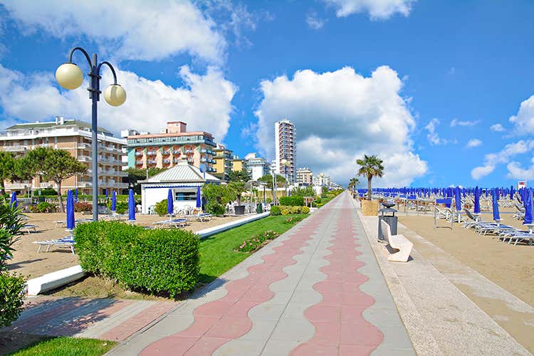 Il lungomare di Jesolo - Prenotazioni last minute e disdette Settembre fa tremare il turismo
