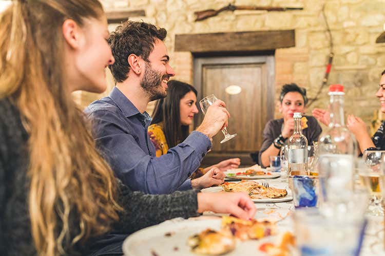 Turisti al ristorante (Turisti stranieri in ItaliaUn quarto della spesa al ristorante)