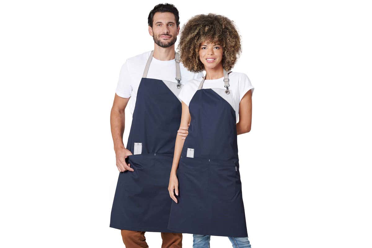 I nuovi grembiuli Rock sono la nuova proposta per essere moderni, grintosi e sostenibili anche in cucina: in foto il grembiule Tyler Siggi riciclo e riuso per i nuovi grembiuli Rock in limited edition