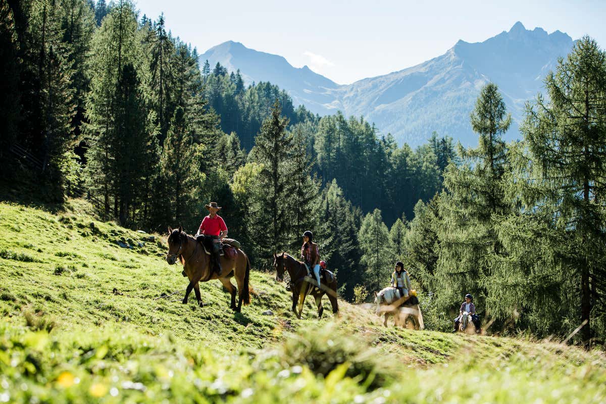 A cavallo nei dintorni dell'Hotel Tyrol. Foto: IDM Südtirol Alto Adige Hansi Heckmair Foliage da “prospettive” uniche in Alto Adige e Austria