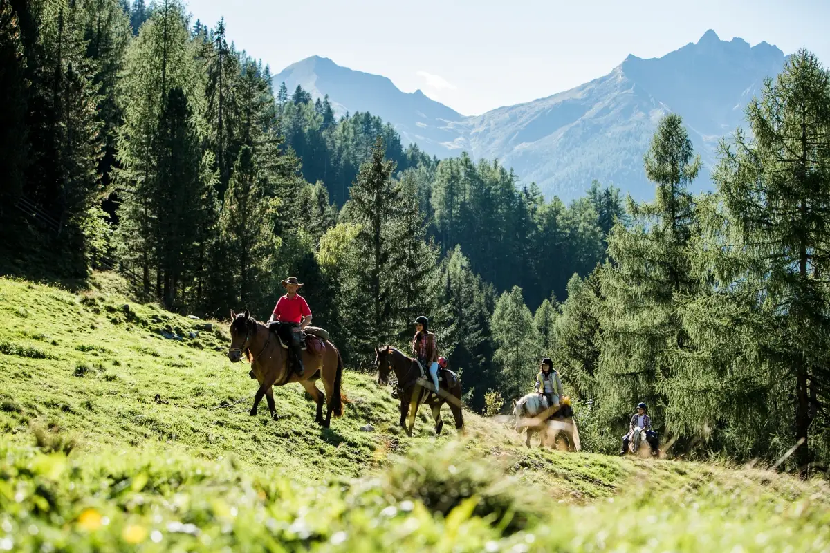 A cavallo nei dintorni dell'Hotel Tyrol. Foto: IDM S&uuml;dtirol Alto Adige Hansi Heckmair Foliage da &ldquo;prospettive&rdquo; uniche in Alto Adige e Austria