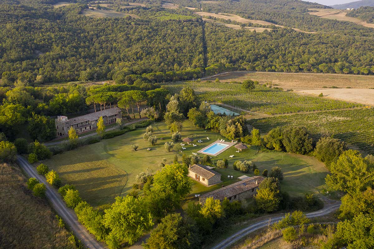 Dormire in un wine relais con piscina circondati dai vigneti in Toscana Dormire in un wine relais con piscina circondati dai vigneti in Toscana