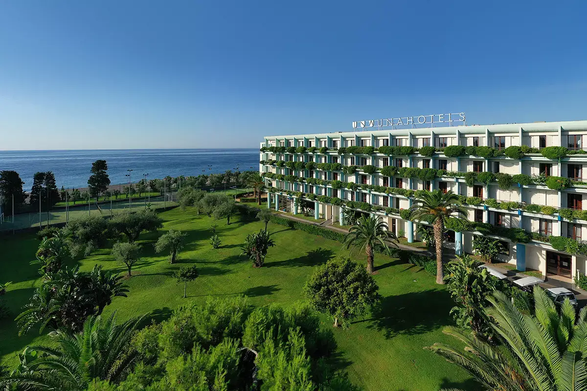 Una Hotels Naxos Beach Sicilia &egrave; direttamente sul mare 