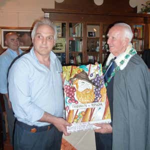 Alberto Rusticali di Tenuta Uccellina, a sinistra, riceve la targa da Lorenzo Cappelli, primo Tribuno del Tribunato di Romagna
