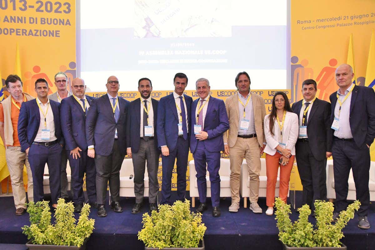 da sinistra: Maurizio Bekar, Adriano Cavallito, Luigi Maccaferri, Francesco Ferreri, David Granieri, Ettore Prandini, Enrico Luciani, Stefano Faedo, Maria Letizia Gardoni, Giovanni Lelo e Fabrizio Filippi Uecoop Ettore Prandini eletto nuovo presidente da sinistra: Maurizio Bekar, Adriano Cavallito, Luigi Maccaferri, Francesco Ferreri, David Granieri, Ettore Prandini, Enrico Luciani, Stefano Faedo, Maria Letizia Gardoni, Giovanni Lelo e Fabrizio Filippi Uecoop Ettore Prandini eletto nuovo presidente