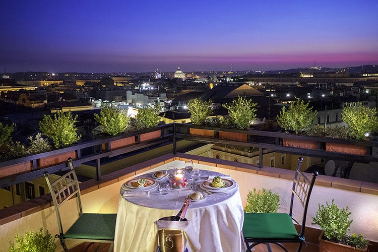 Piatti della tradizione tra il verde di una terrazza con vista sui monumenti di Roma (L'Uliveto all'Hotel Diana Giardino segreto sui tetti di Roma)
