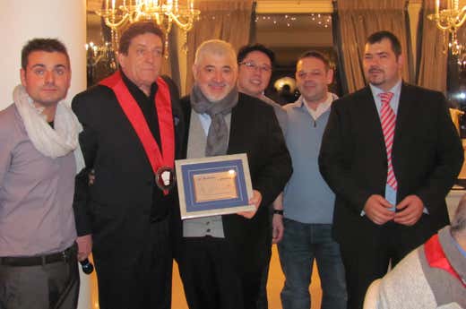Umberto Bombana riceve la targa di Cuoco dell'anno Umberto Bombana riceve la targa di Cuoco dell'anno