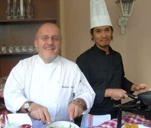 Umberto Vezzoli e il cuoco vietnamita Thomas