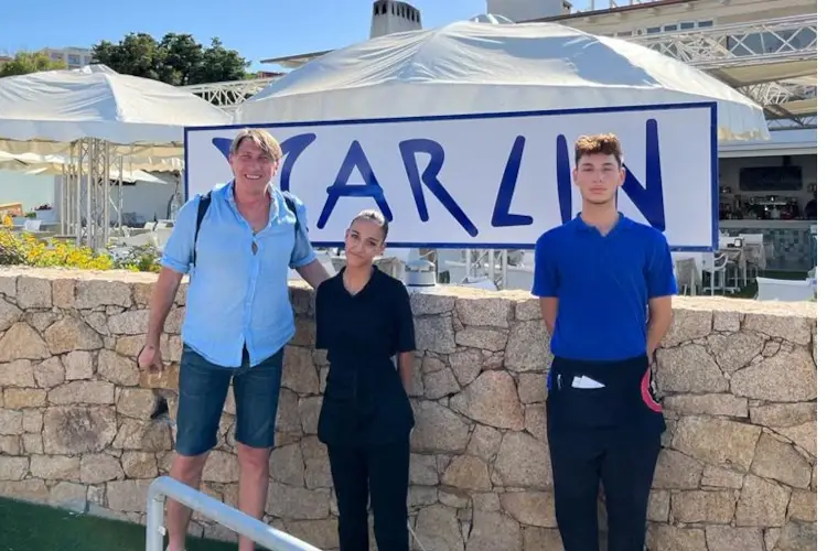 Umberto Ferrigno con due dei ragazzi Mancanza di personale? Il futuro &egrave; in mano ai giovani. Un esempio virtuoso in Sardegna