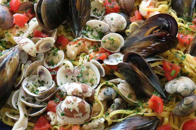 Spaghetti allo scoglio - Un Gambero Pazzo a Riccione La Romagna verace on the beach Spaghetti allo scoglio - Un Gambero Pazzo a Riccione La Romagna verace on the beach