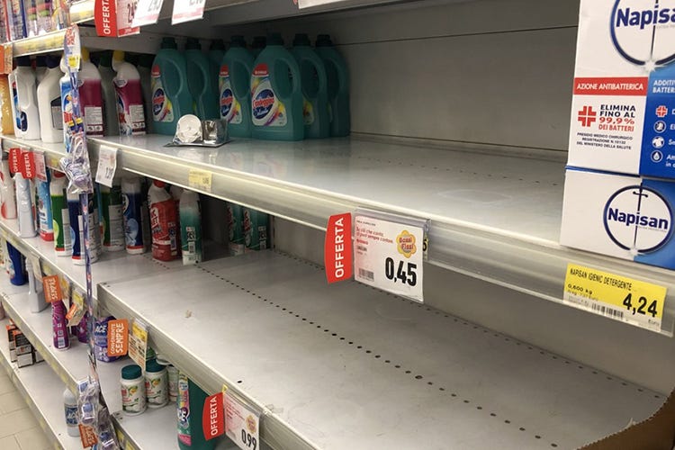 Scaffali vuoti nei supermercati - Una gestione folle dell'emergenza L'economia ora è in ginocchio