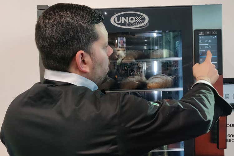 Il forno a cottura accelerata (Unox si fa in tre e presenta il carrello per panettoni e veneziane)