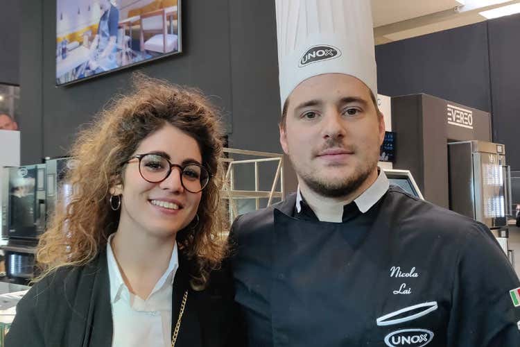 Jessica Miola, marketing e social manager Unox, e Nicola Lai (Unox si fa in tre e presenta il carrello per panettoni e veneziane)