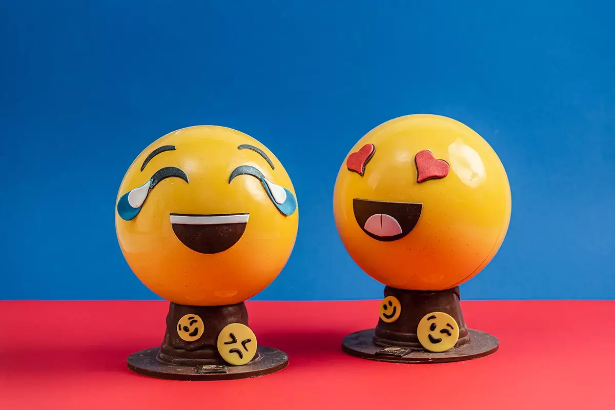 Uova Emoji la coppia cioccolato bianco e al latte di D'Antoni Pasqua dolce a Roma? Ecco come si preparano le pasticcerie