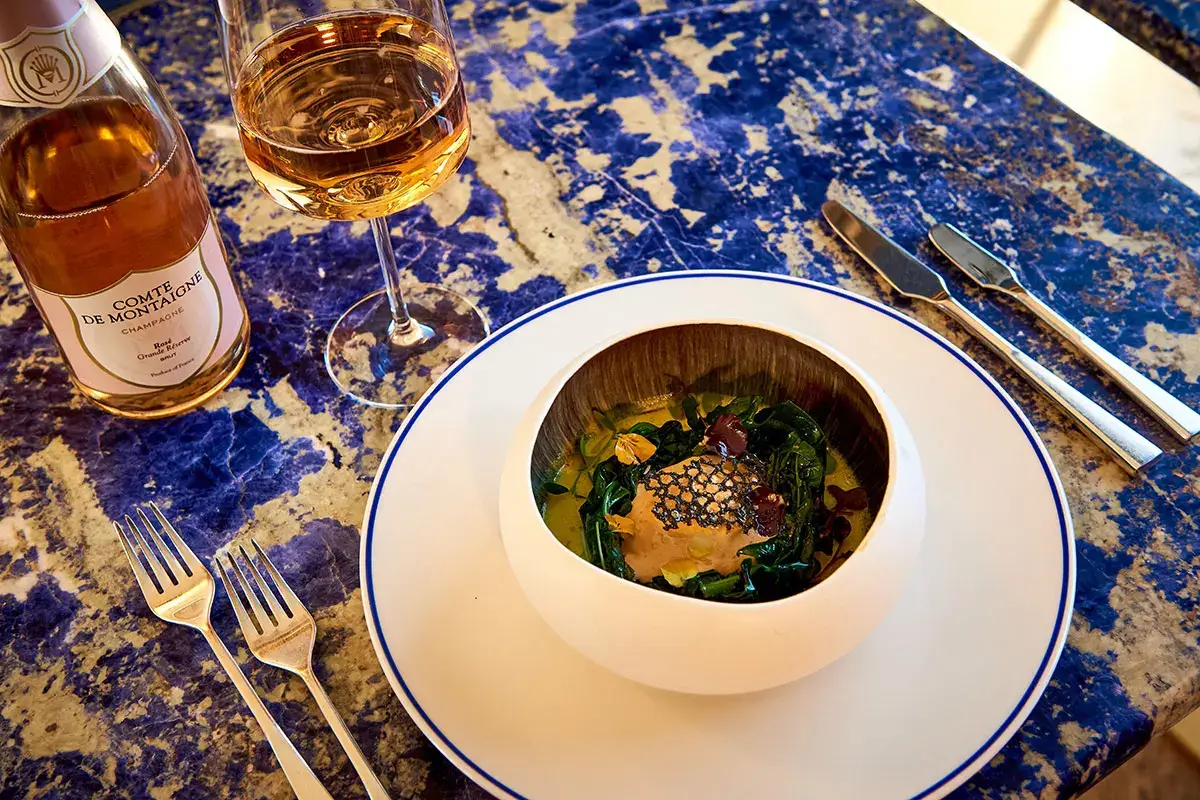 Uovo cotto a bassa temperatura con spinaci appena scottati, crema allo zafferano e concentrato di gambero rosso Ros&eacute; Comte de Montaigne protagonista del menu di San Valentino