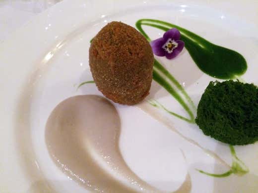 Uovo di carciofo con salsa di topinambur, gocce di mentuccia e spugna di prezzemolo - Maurizio e Sandro Serva, La Trota