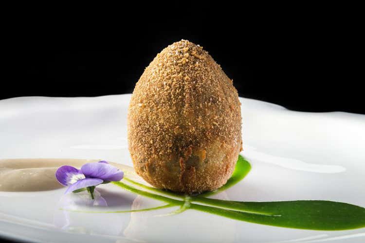 Uovo di carciofo con salsa di topinambur e gocce di mentuccia Uovo di carciofo con salsa di topinambur e gocce di mentuccia