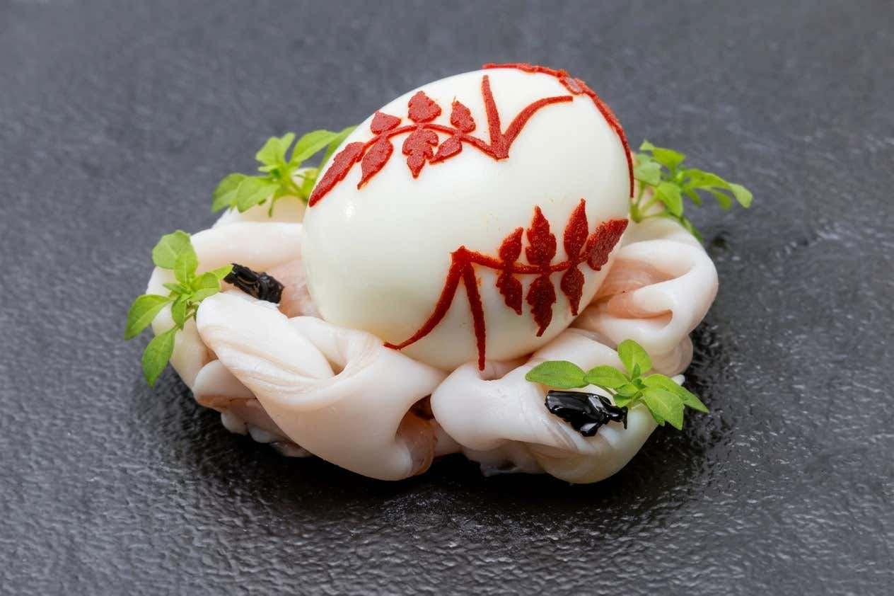 Uovo barzotto al peperoncino chipotle, pancetta stagionata e nepitella