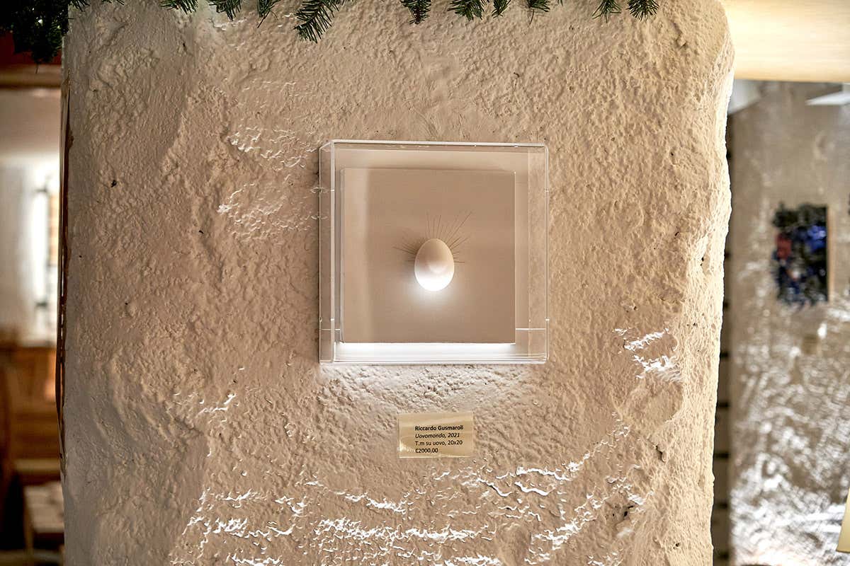 Uovomondo, tecniche miste su carta. R.Gusmaroli. Foto: P.Bisti Cantina del Suisse, ristorante? Non solo! Galleria d’arte a Madonna di Campiglio