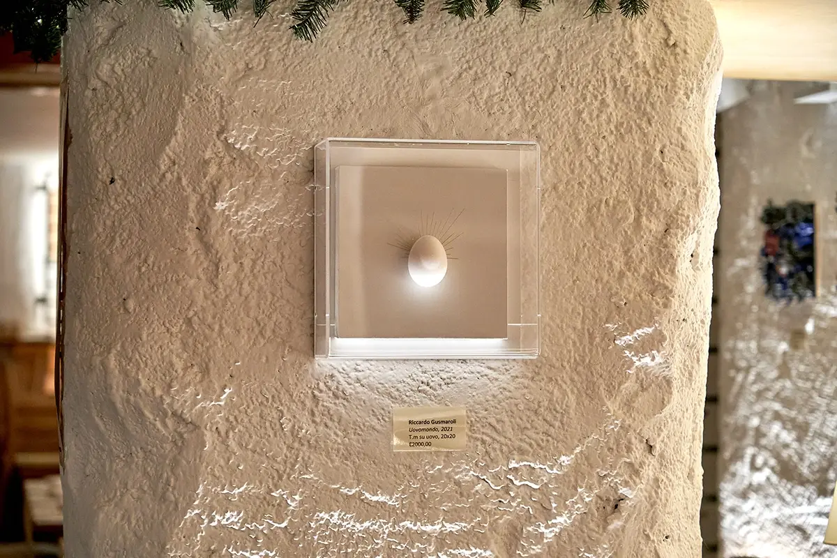Uovomondo, tecniche miste su carta. R.Gusmaroli. Foto: P.Bisti Cantina del Suisse, ristorante? Non solo! Galleria d’arte a Madonna di Campiglio