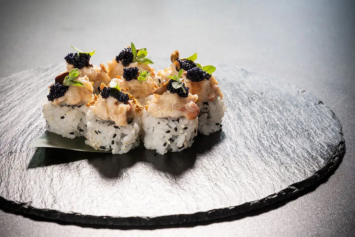 Uramaki lobster (astice, oliva, maionese, tartare di astice, uova di caviale, cipolla croccante) Caviale Beluga di Caviar Giaveri, un’eccellenza tutta italiana
