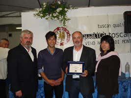Urano Carpini riceve il premio
