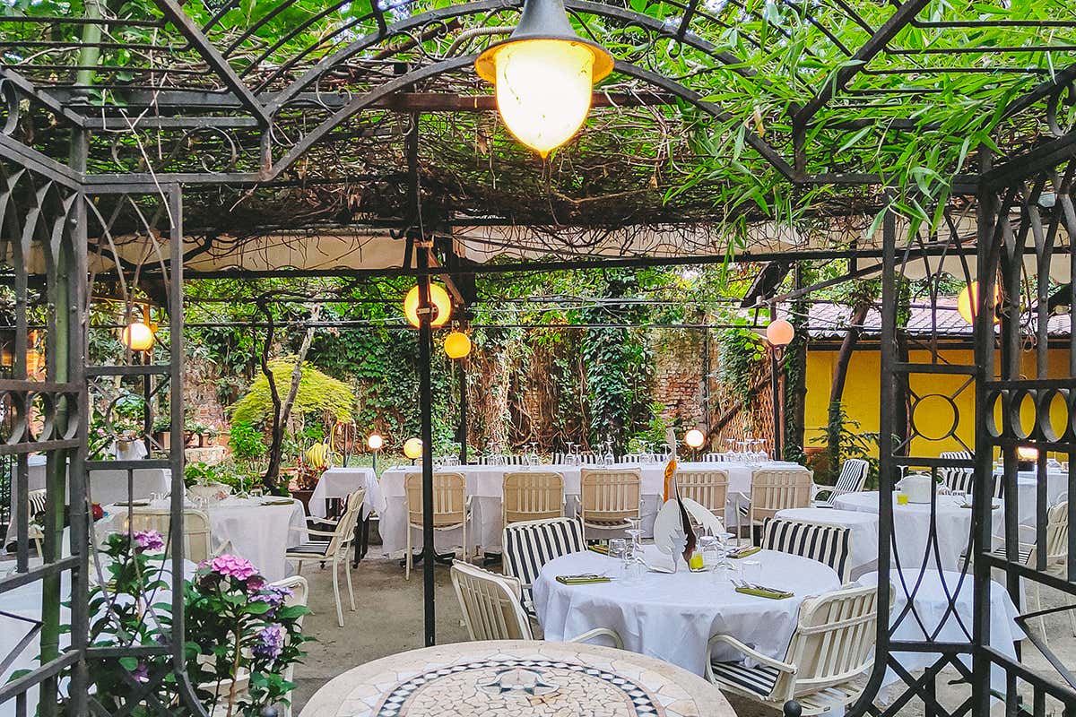 Il giardino interno La Valtellina a Milano in un’osteria con giardino segreto
