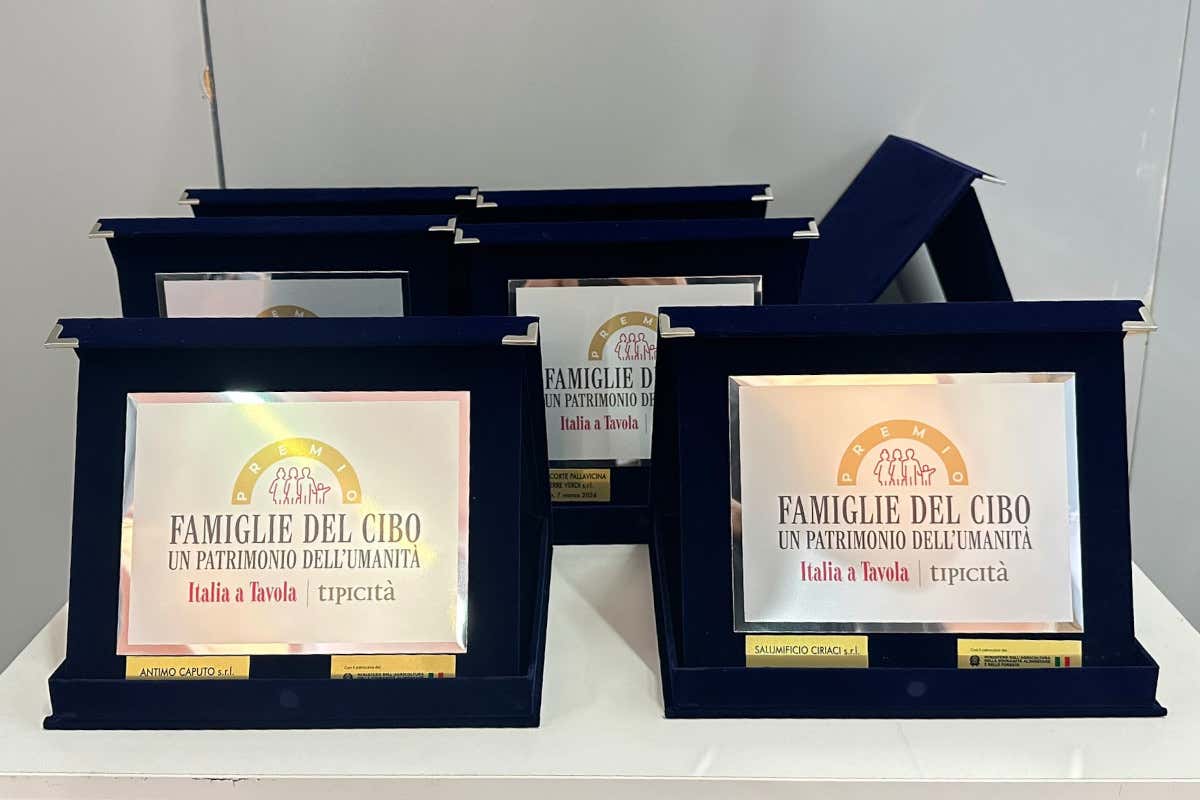 Le targhe consegnate ai vincitori