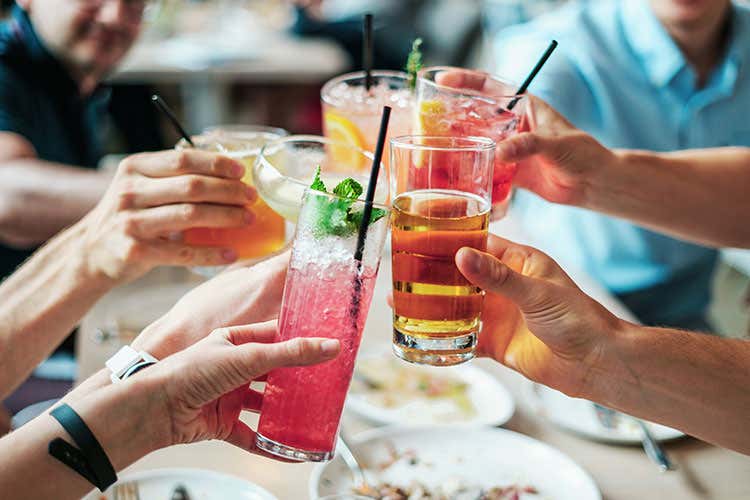 Vacanze, i genitori allentano la presa 1 su 3 lascia bere alcol ai propri figli Vacanze, i genitori allentano la presa 1 su 3 lascia bere alcol ai propri figli