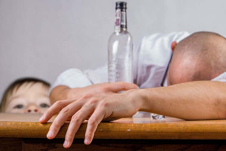 Vacanze, i genitori allentano la presa 1 su 3 lascia bere alcol ai propri figli Vacanze, i genitori allentano la presa 1 su 3 lascia bere alcol ai propri figli