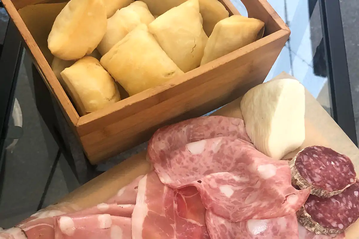 &ldquo;V&acirc;gh &iacute;&ntilde; uf&eacute;zz&iacute;&rdquo;, osteria bolognese con il menu... a tempo!
