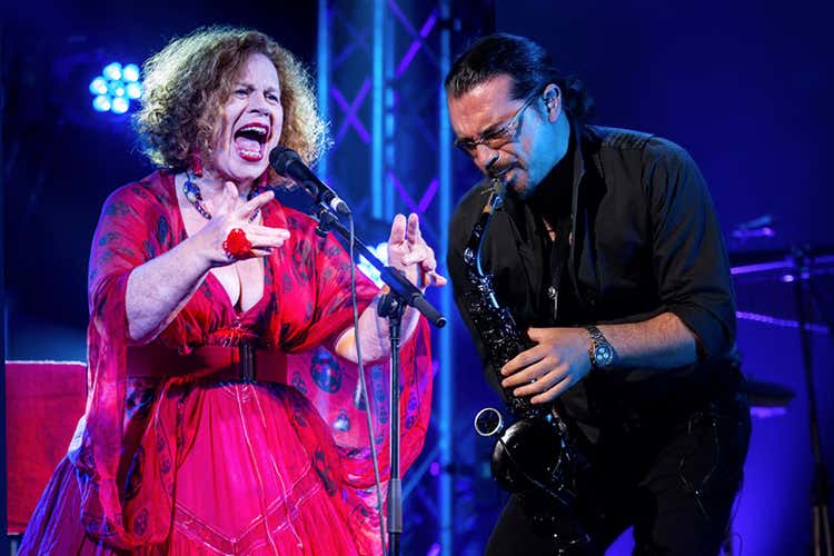 Sarah Jane Morris (Val d'Oca, tra musica e bollicine) Sarah Jane Morris (Val d'Oca, tra musica e bollicine)