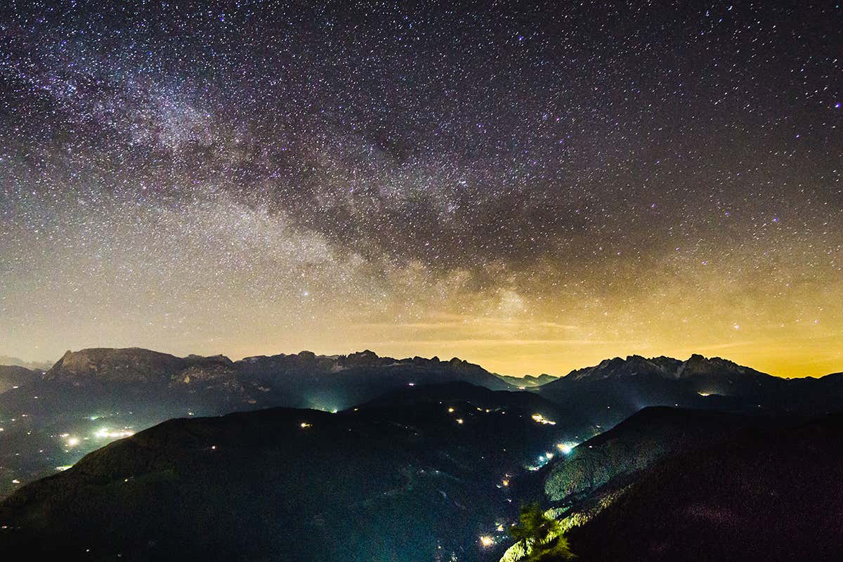 Il cielo della Val d'Ega, certificato tra i "più belli d'Italia", offre uno scenario primordiale per ammirare il plenilunio e il firmamento incontaminato