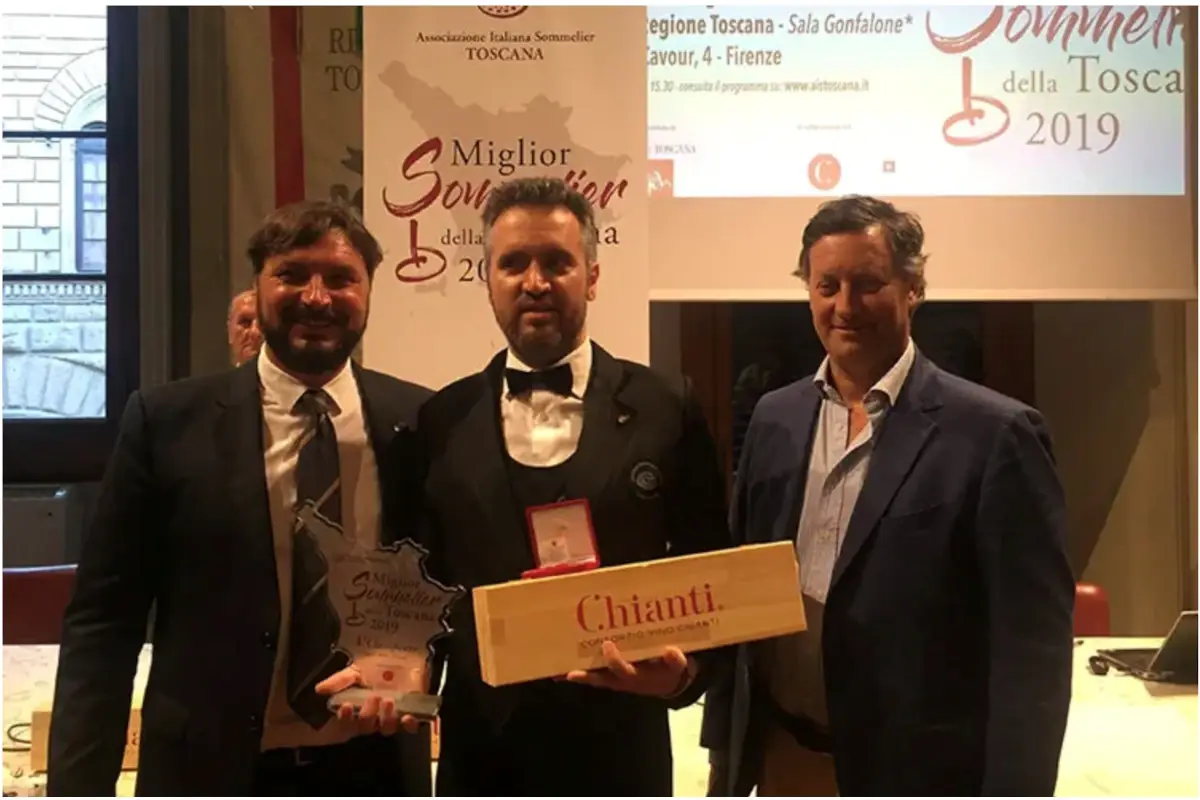 Valentino Tesi, miglior sommelier toscano 2019 con Cristiano Cini, Presidente AIS Toscana e Giovanni Busi, Presidente Consorzio Vino Chianti&nbsp; Miglior sommelier di Toscana, Ais si prepara a premiare il nuovo campione del Granducato