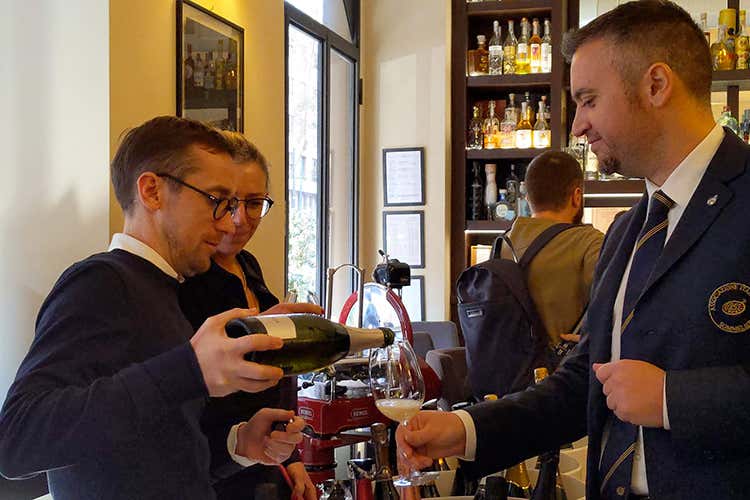 Valentino Tesi, degustando Trentodoc a L'Alchimia Ristorante e Lounge Bar (Valentino Tesi, Miglior sommelier: Raccontare il vino è una vocazione)