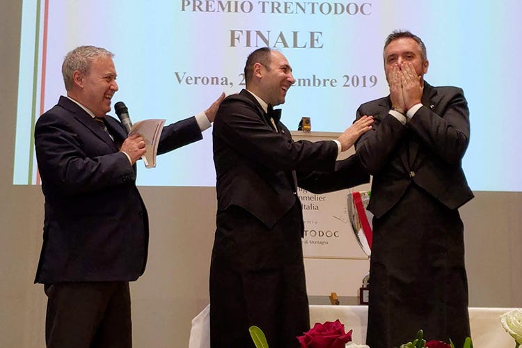 Antonello Maietta, presidente Ais, proclama Tesi Miglior sommelier d'Italia 2019, Carlo Pagano (al centro) secondo (Valentino Tesi, Miglior sommelier: Raccontare il vino è una vocazione)